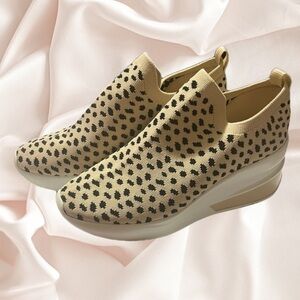 Gianni Bini Valeah Leopard Print Women's Slip-On Sneakers SZ 8